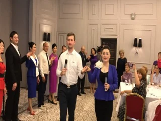 Выход г-жи Гун И